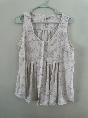 LC Lauren Conrad Cream and Light Gray Floral Pleated Sleeveless Blouse